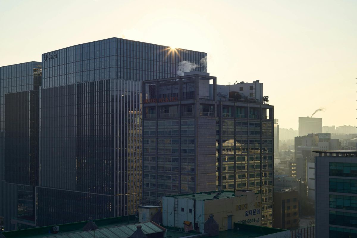 Modern skyline at sunrise representing strategic clarity and early direction setting
